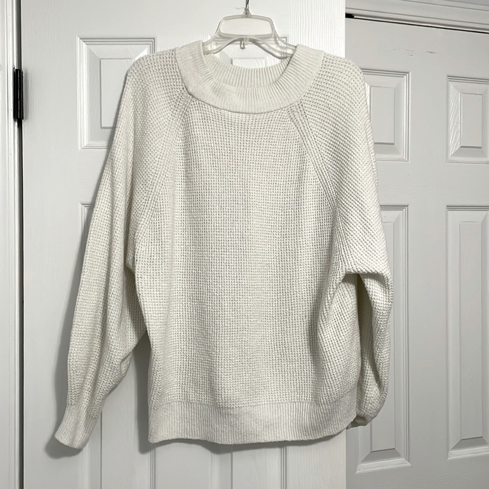 WHITE SWEATER
